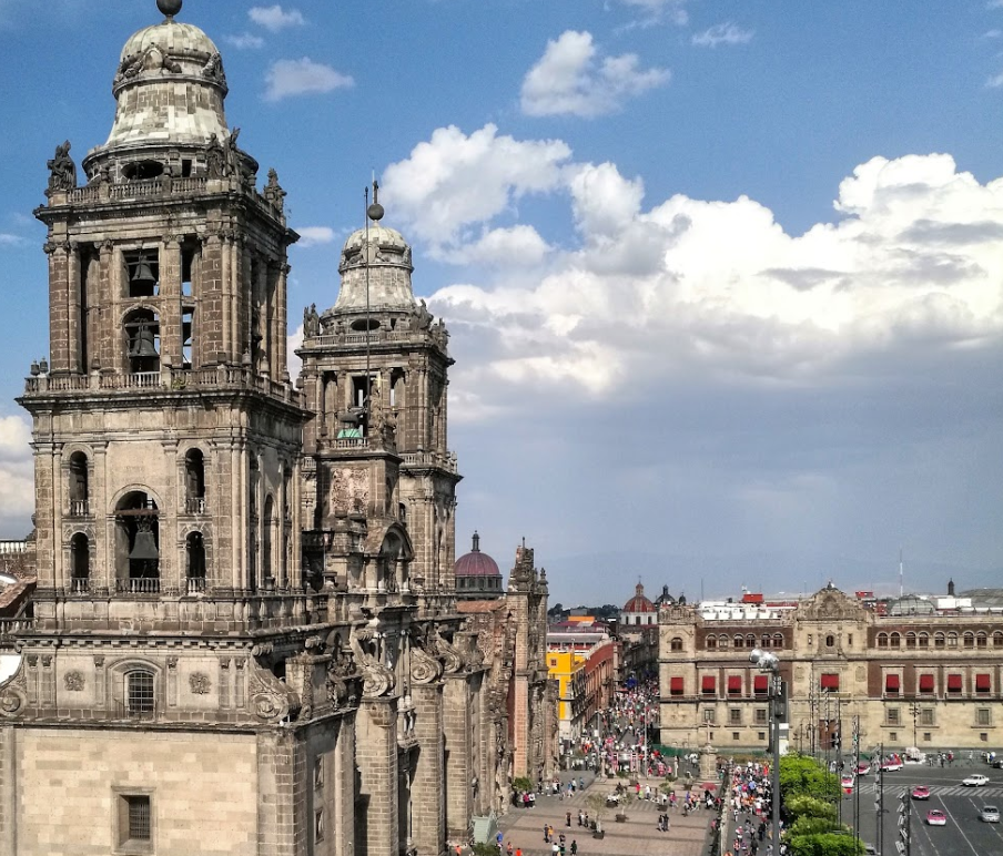 Один из моих любимых видов на Кафедральный собор в Мехико, в террасы кафе напротив