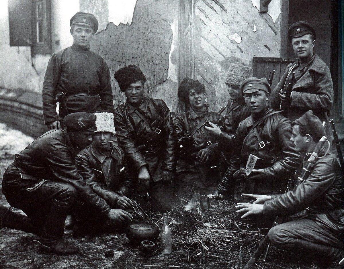 Среди чекистов ВЧК и офицеров РККА были и переодетые бандиты