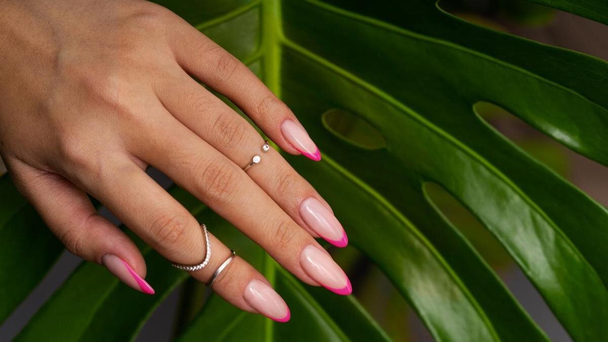    Длинные ногти с французским маникюром в розовых тонах:Freepik