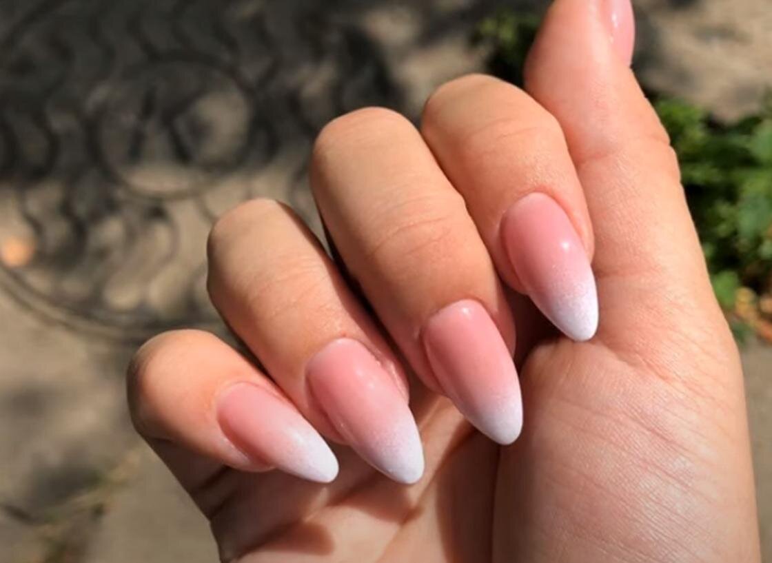    Аккуратный нежный маникюр френч-омбре на овальных ногтях:YouTube/Elena idea