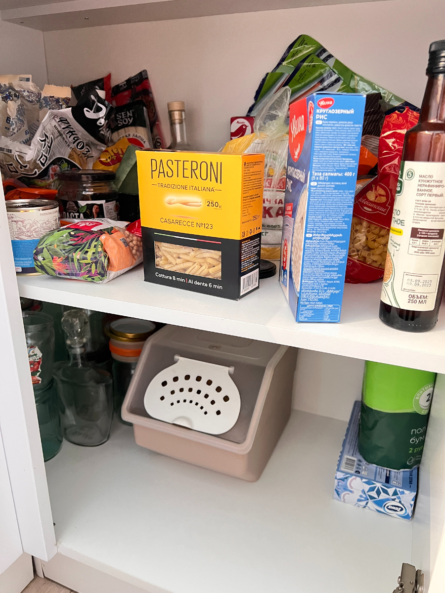 Шкаф нижний, там хранятся мои запасы продуктов. 
