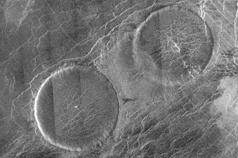 Согласно новому исследованию, купола в форме блинов на Венере, возможно, обязаны своей формой мягкой коре планеты. Фото: NASA