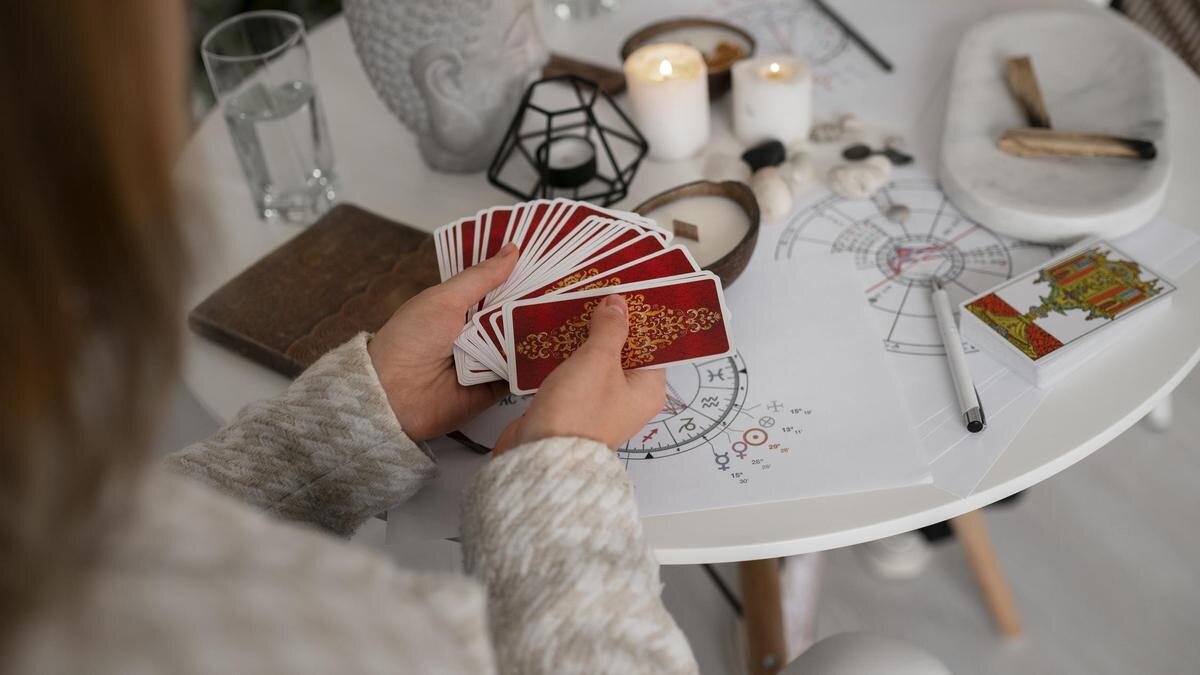    Гадание на картах Таро и натальная карта:Freepik