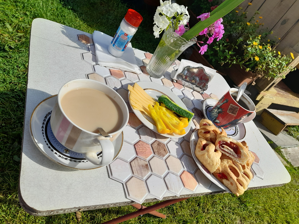 Фото автора.  Наше летнее застолье в прошлом году