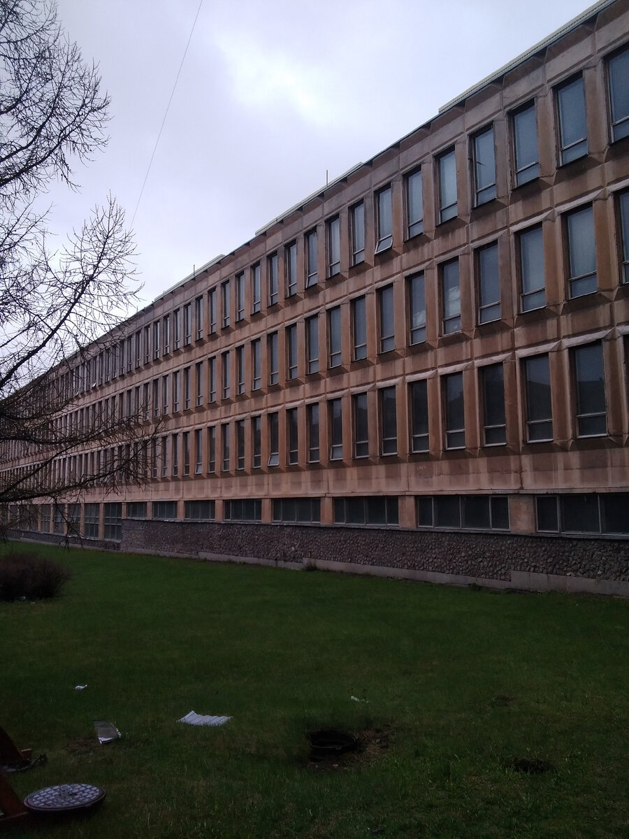 Соседнее здание перед сносом