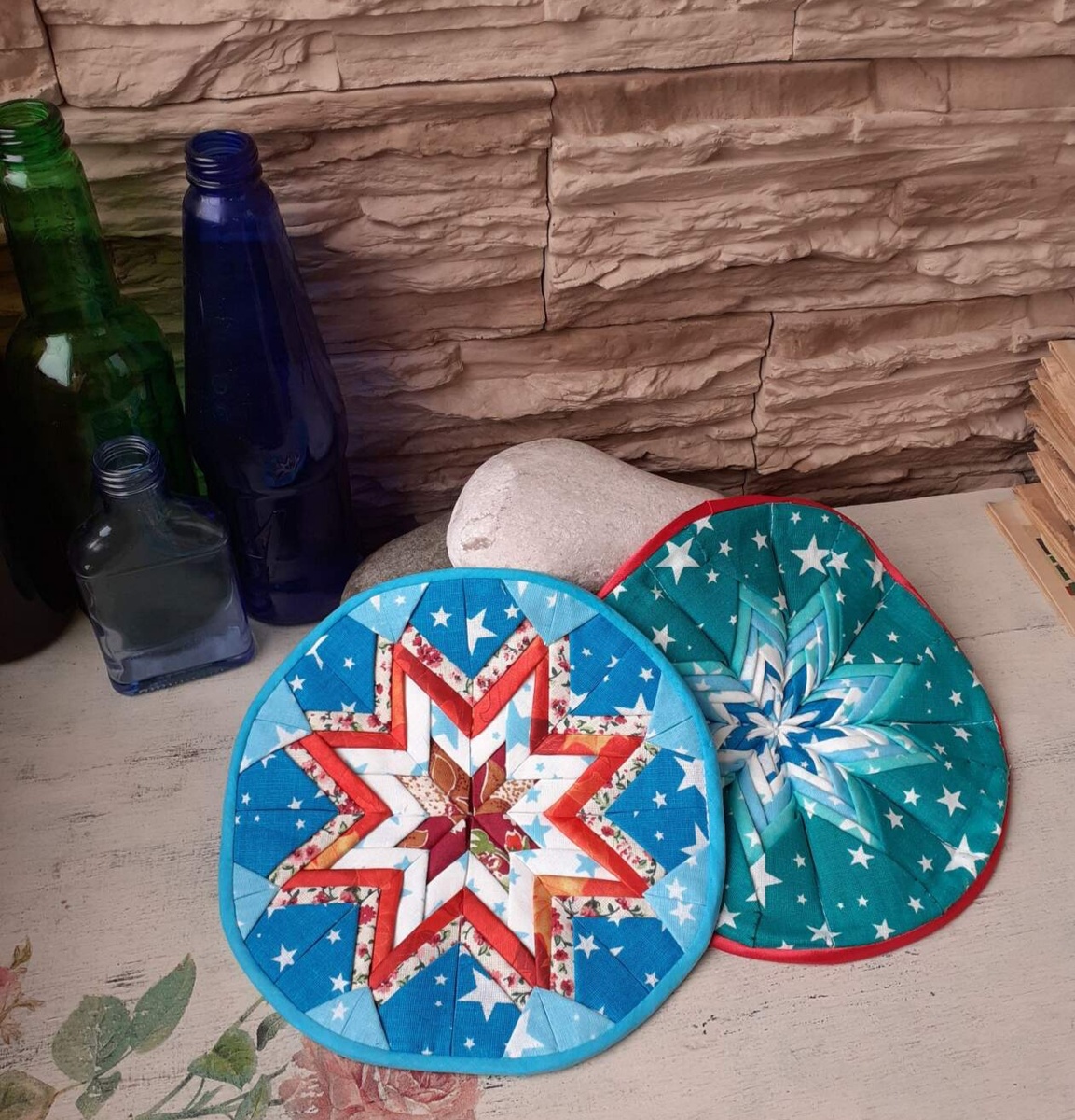 При шитье таких вещичек я использую ручной шов. Практически всегда. Как финишную отделку. 