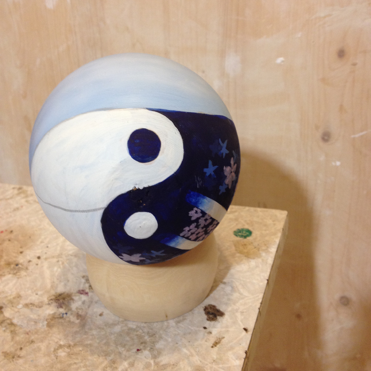 заказчица этой работы увлекается китайской философией и попросила низ яйца нарисовать в виде известного китайского символа течения и равновесия мировых сил и энергий ИНЬ и ЯНЬ