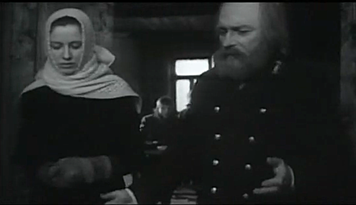 Кадр из фильма "Сердце матери". Илья Николаевич (Даниил Сагал), учительница (Лариса Данилина).