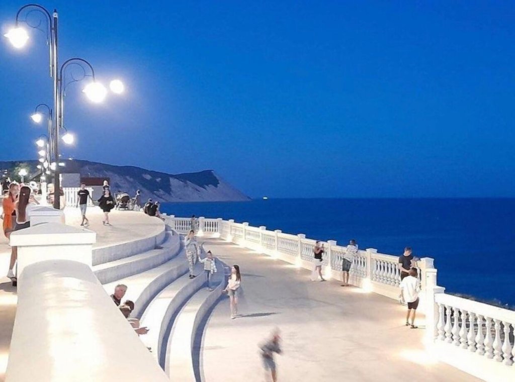 Набережная. Высокий берег.