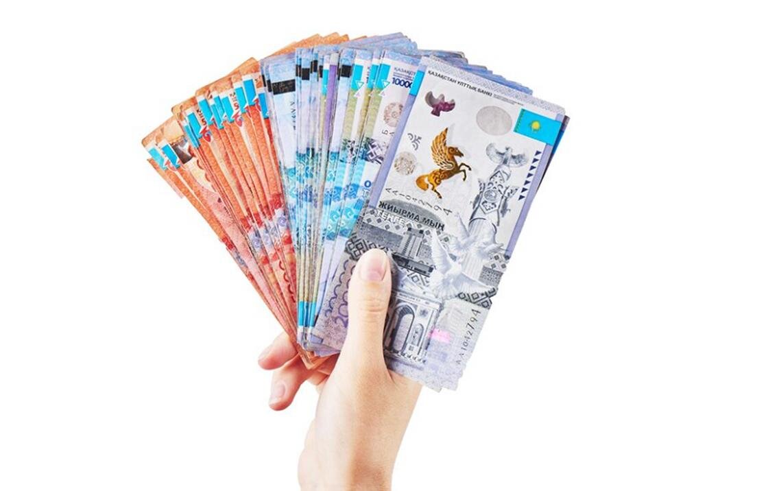    Купюры в руке:Freepik