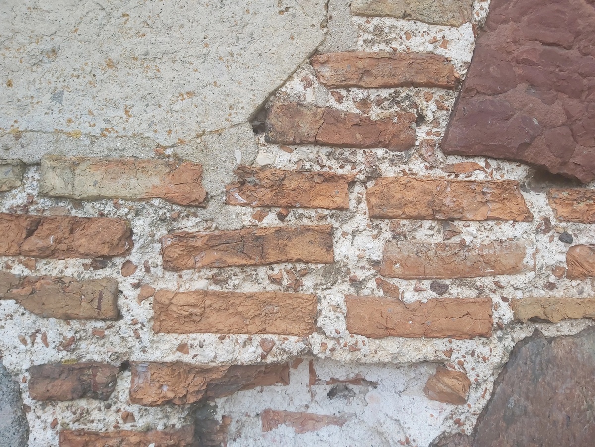 Пример использования плинфы при строительстве Коложской церкови в честь святых Бориса и Глеба в Гродно. Начало XII века.