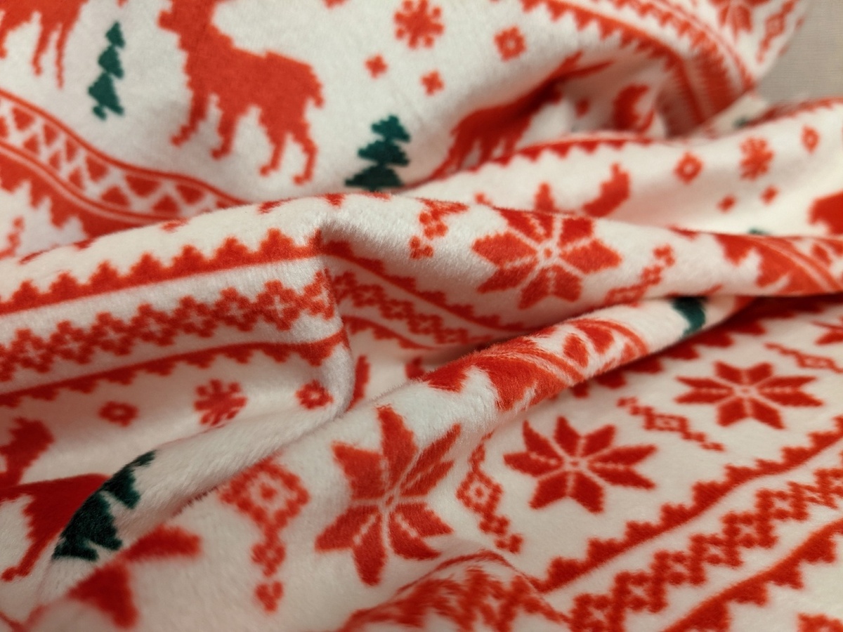 Выбрала красных оленей и зеленые ёлки на белом фоне