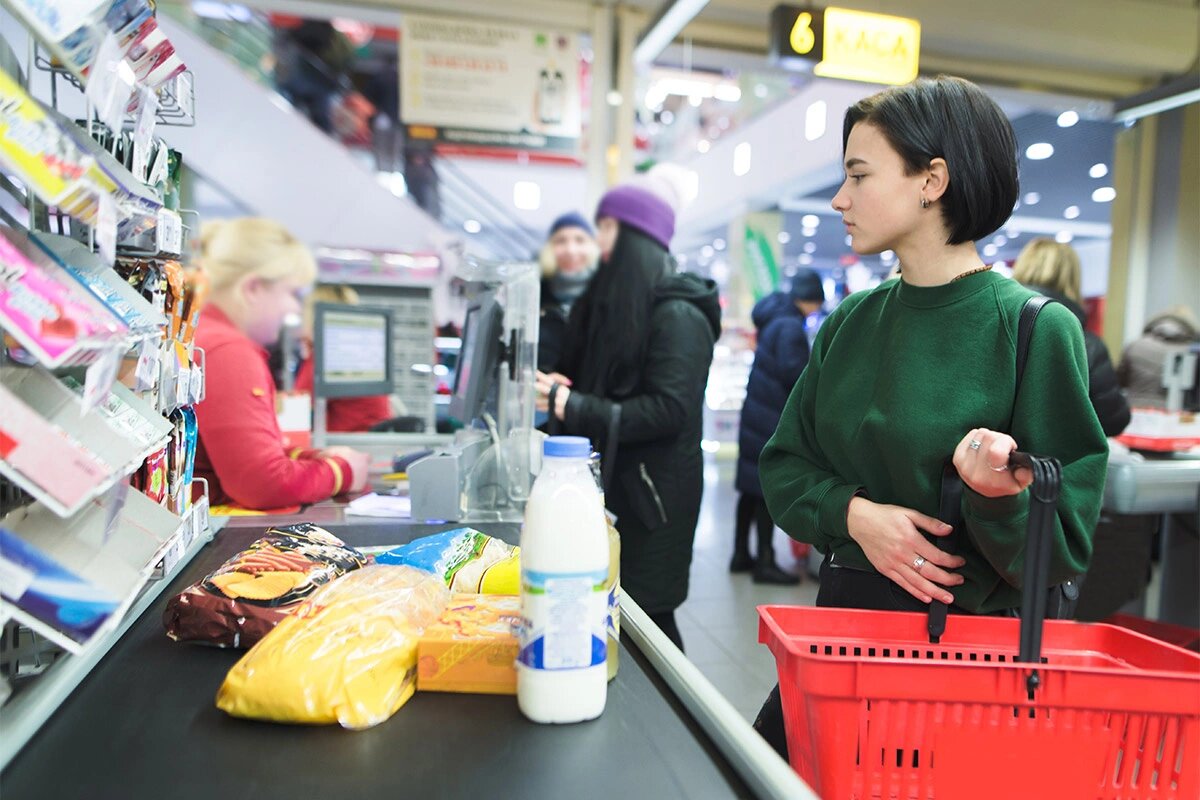 Покупать стоящее. Очередь на кассе в супермаркете. Человек на кассе. Люди на кассе в супермаркете. Покупатель на кассе.