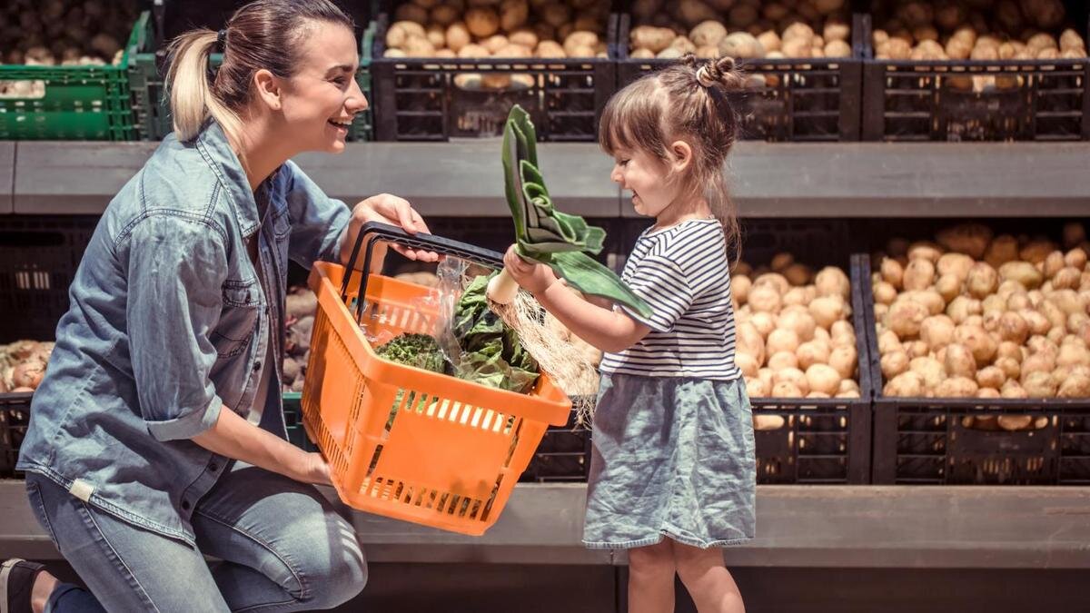    Мама с дочкой делают покупки в магазине:Freepik