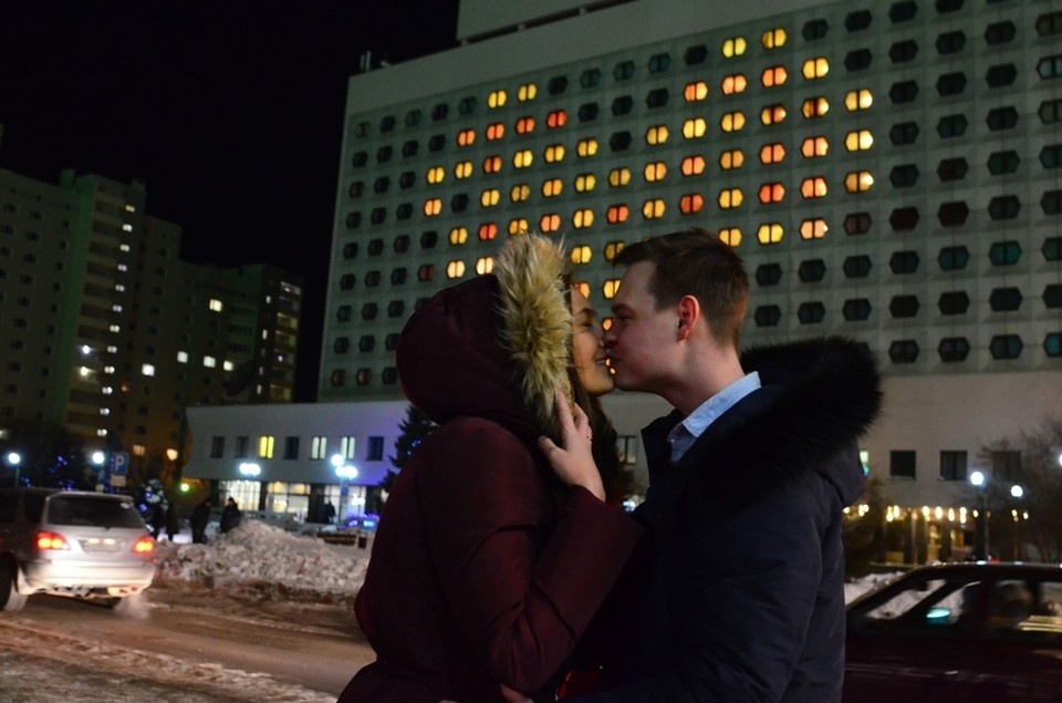    Отлично провести время можно и просто гуляя вдвоем по вечернему городу. Влад КОМЯКОВ, Архив «КП»