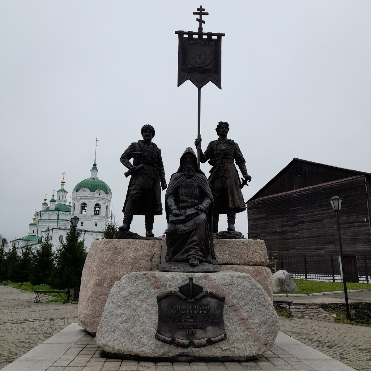 Фото автора.  Памятник основателям Енисейска