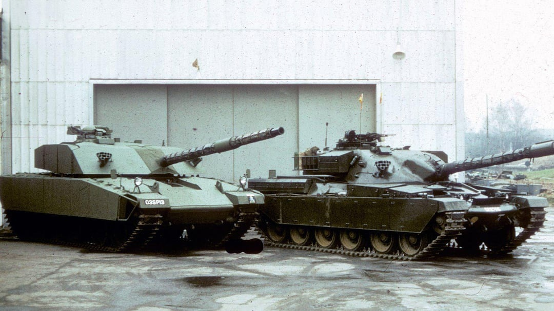 Слева эксприментальный алюминиевый FV4211 и справа обычный "Чифтен"