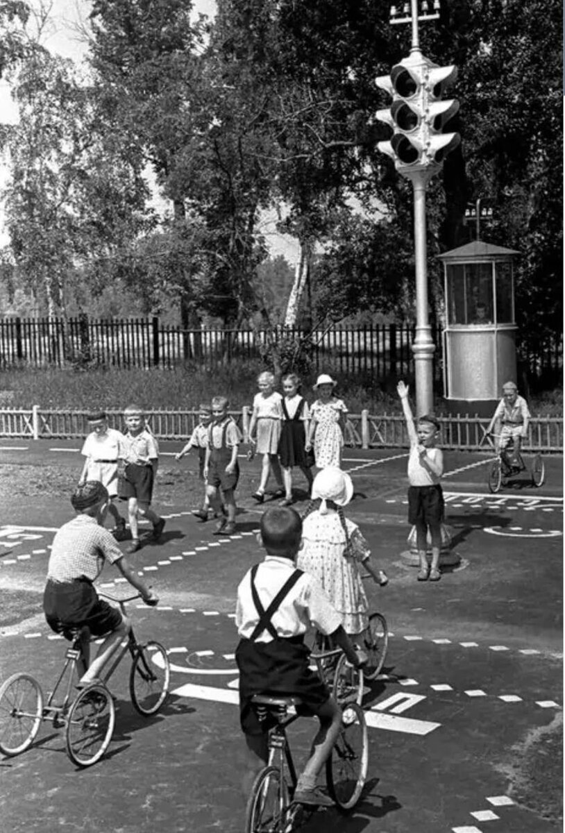 Учебная площадка в парке "Сокольники". 1956 г. Фото Я. Берлинера. 