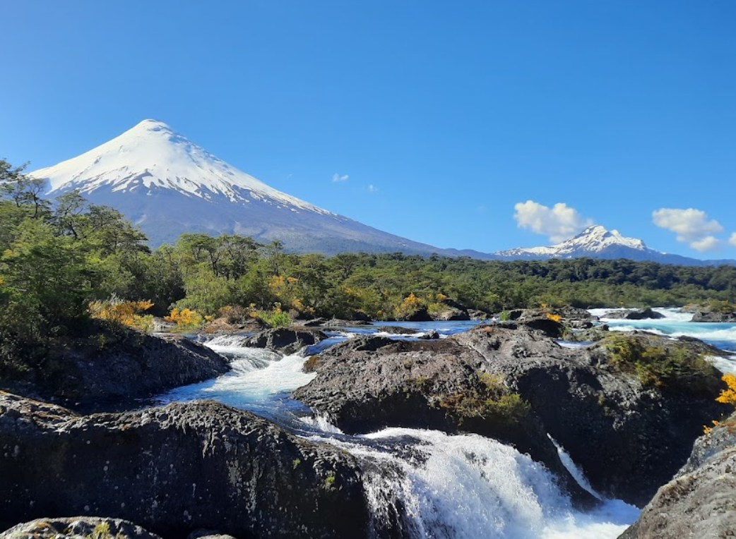 Водопады Путроуэ, вид на вулкан Осорно, фото из открытых источников