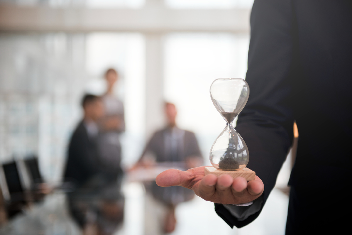 https://ru.freepik.com/free-photo/businessman-holding-hour-glass-signifies-importance-being-time_2760500.htm#fromView=search&page=1&position=7&uuid=6ade2687-9bfe-45d8-85b4-c2ecbd0efaed&query=%D0%B2%D1%80%D0%B5%D0%BC%D1%8F