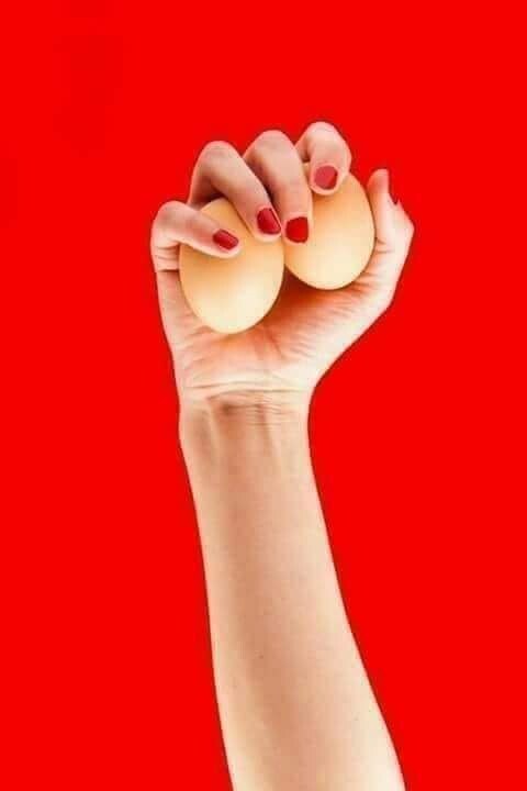 Яйца невареные в одной руке; Рука и яйца; 