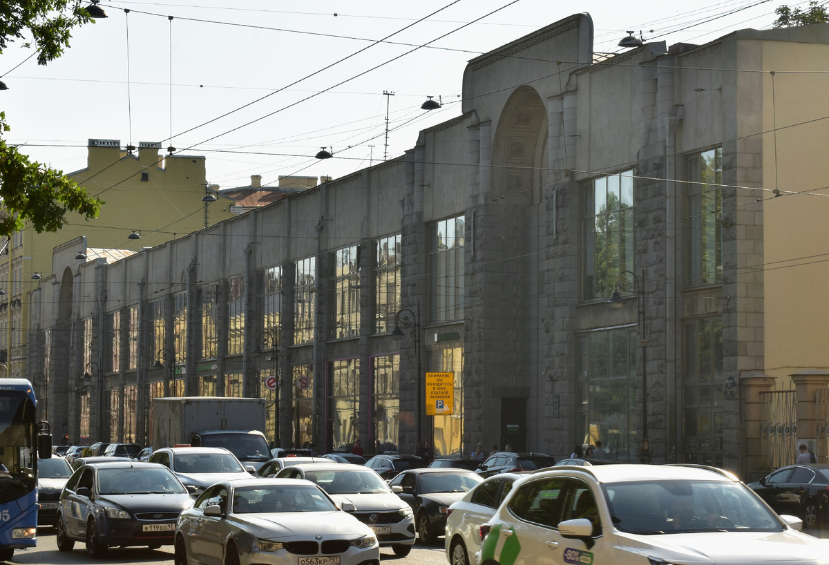 Вид на Пассаж с улицы Жуковского