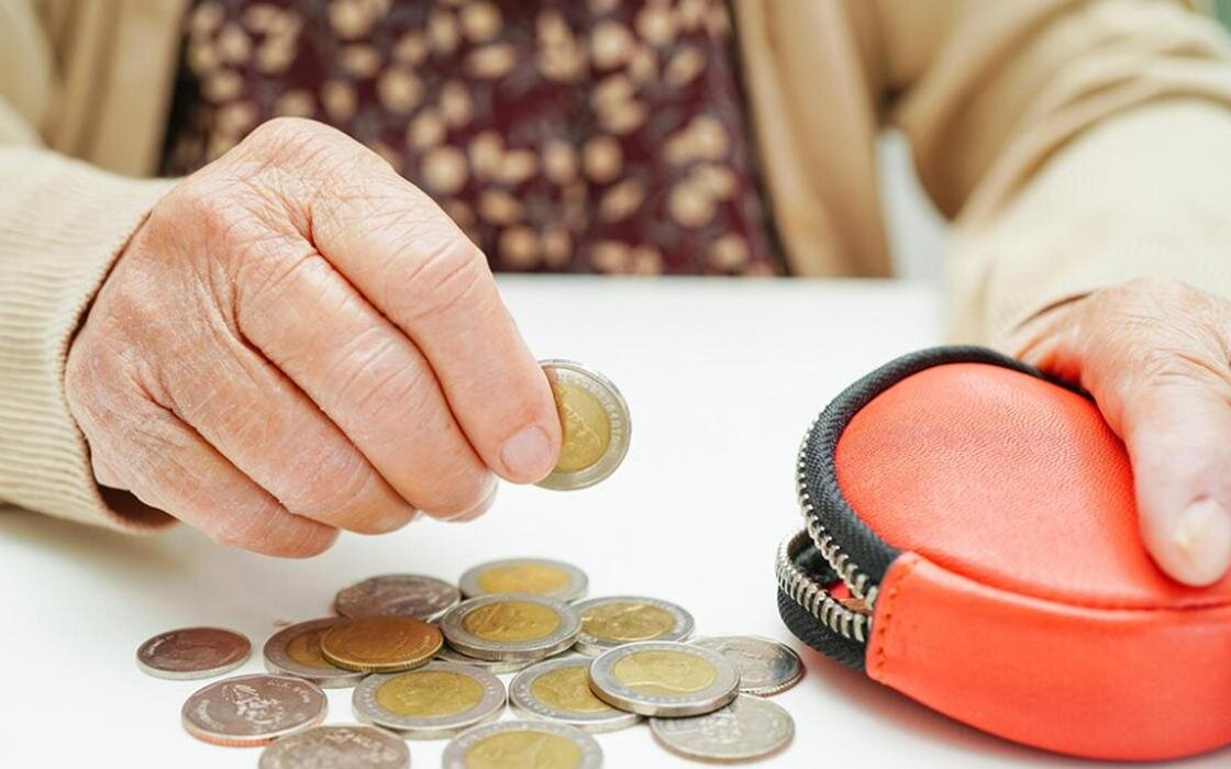    Монеты, кошелек, руки:Freepik