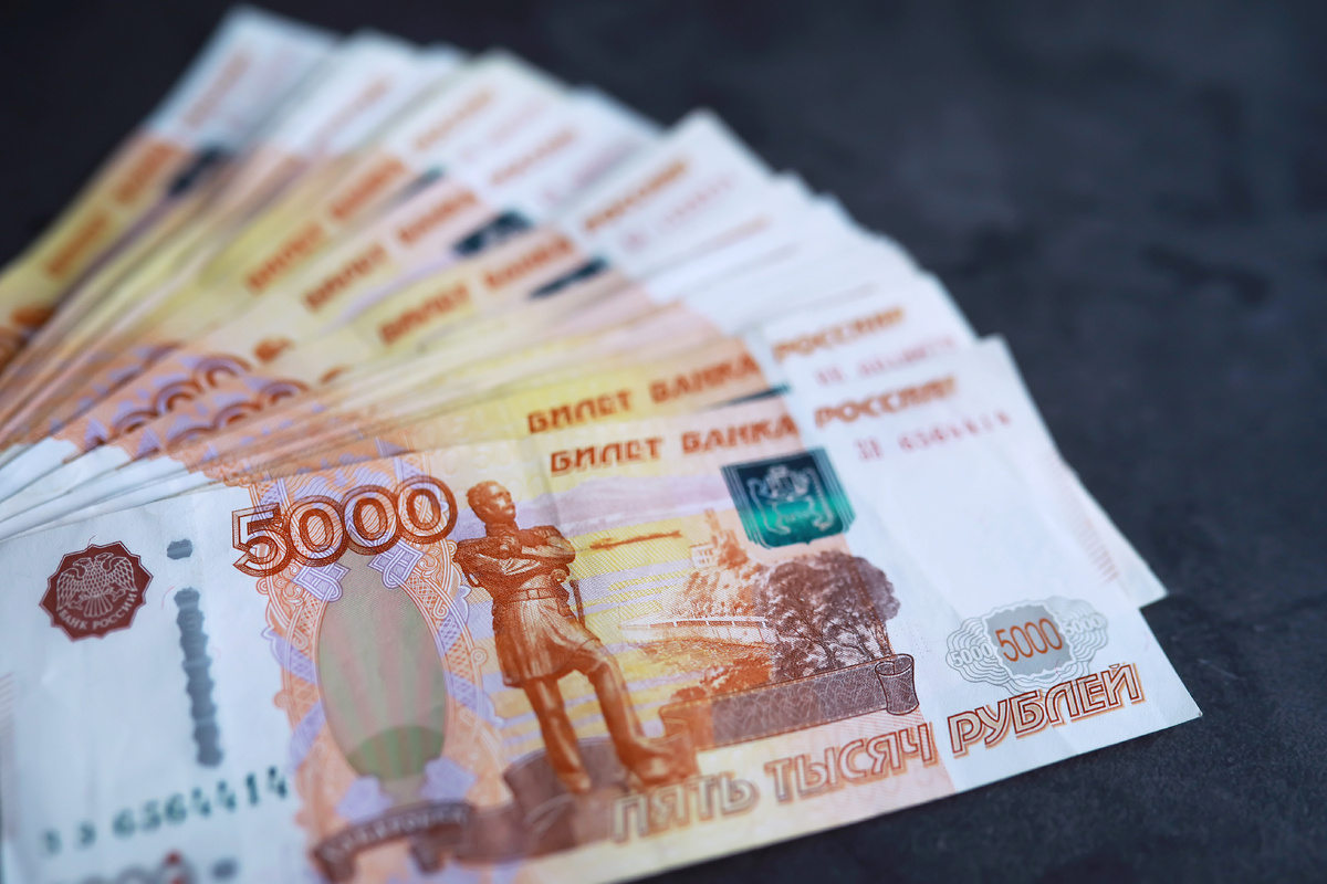 https://ru.freepik.com/premium-photo/banknotes-with-inscription-five-thousand-rubles-russian-money-face-value-five-thousand-rubles-close-up-russian-rubles-concept-finance-background-texture-money_18402686.htm#fromView=search&page=1&position=43&uuid=8764ff03-f1b5-4c70-b90b-541bf4ab2545&query=%D0%B4%D0%B5%D0%BD%D1%8C%D0%B3%D0%B8+%D1%80%D1%83%D0%B1%D0%BB%D0%B8