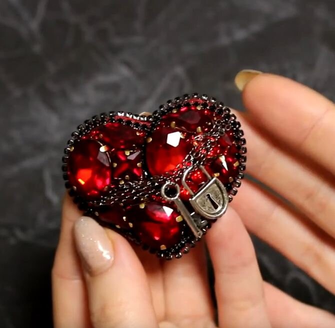    Брошка в виде сердечка   
Источник: Скриншот из видео