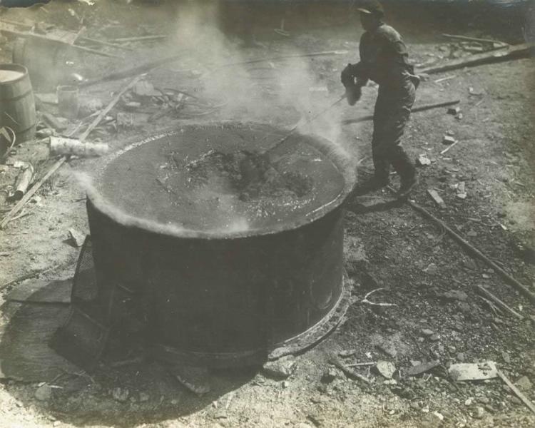 С. Лучининов. Варка асфальта в Москве в 1920-е годы. Источник фото: Мультимедиа арт музей, Mосква / Московский дом фотографии. История России в Фотографиях