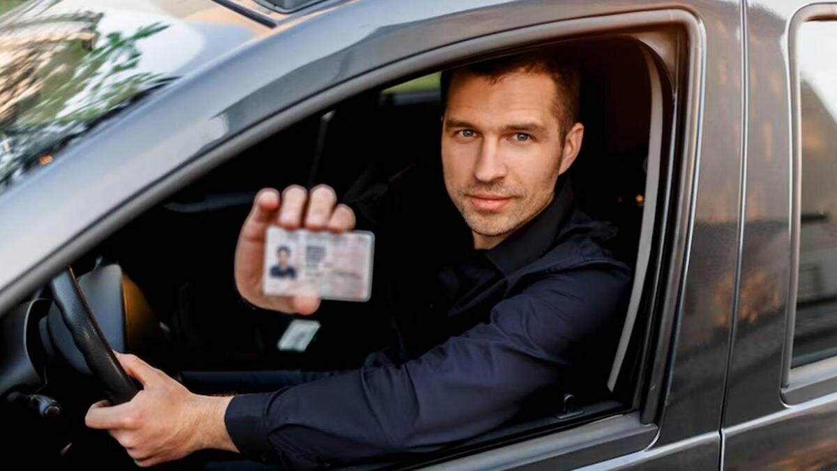    Мужчина за рулем автомобиля:Freepik