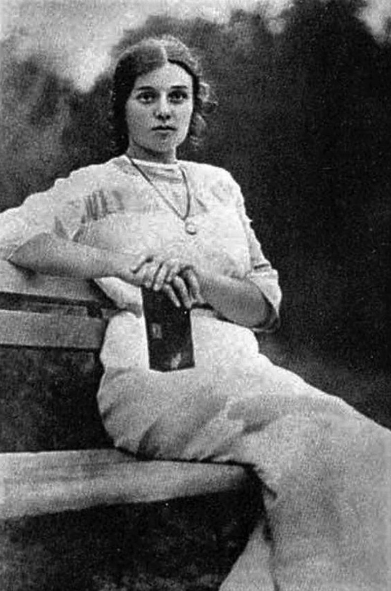 «Большие карие глаза, прямой нос. Чудный маленький рот, ничего броского», – так описывала внешность Гути Миклашевской Анна Никритина