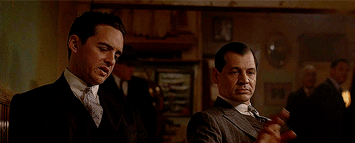 Кадр из сериала «Подпольная империя». Чарльз Лучано (слева в исполнении Винсента Пьяццы) и Сальваторе Маранцано (справа в исполнении Джампьеро Джудики)