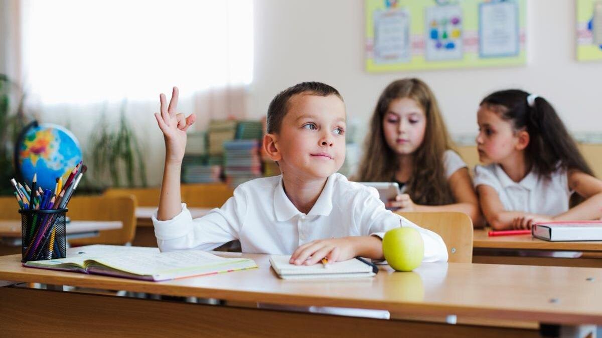    Школьники на уроке:Freepik