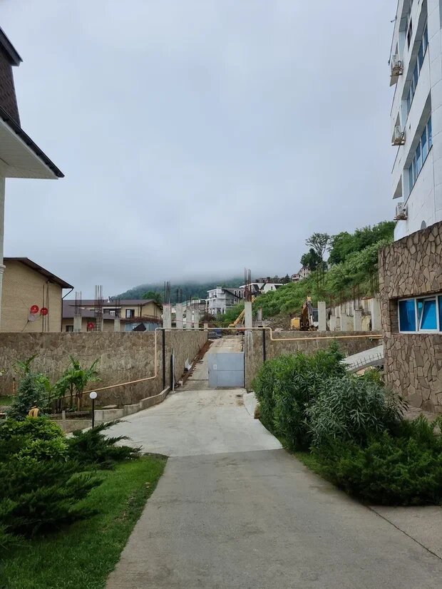 Вечная стройка в самый разгар летнего сезона.