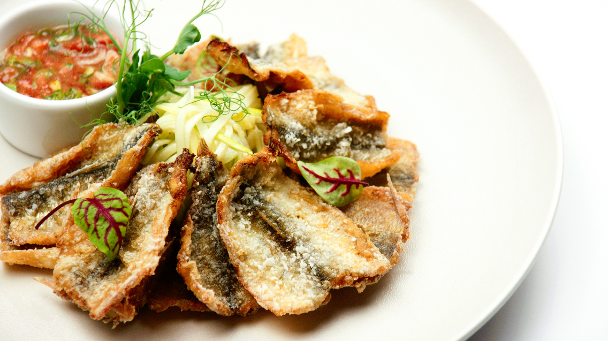 Корюшка-бабочка с лапшой из цукини