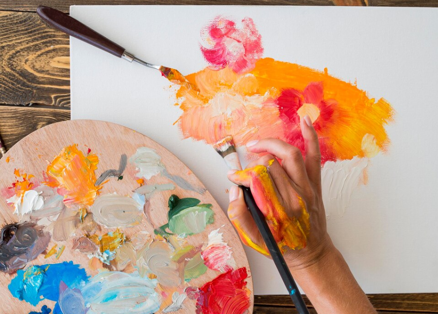 Фото:https://ru.freepik.com/free-photo/top-view-artist-painting-with-brush-palette_9360722.htm#from_element=detail_alsolike