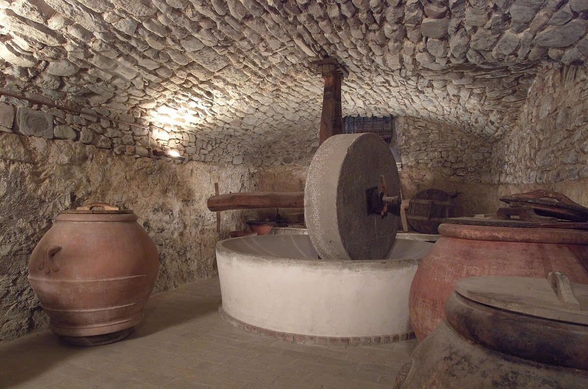 Верхний и нижний жернов старинной мельницы