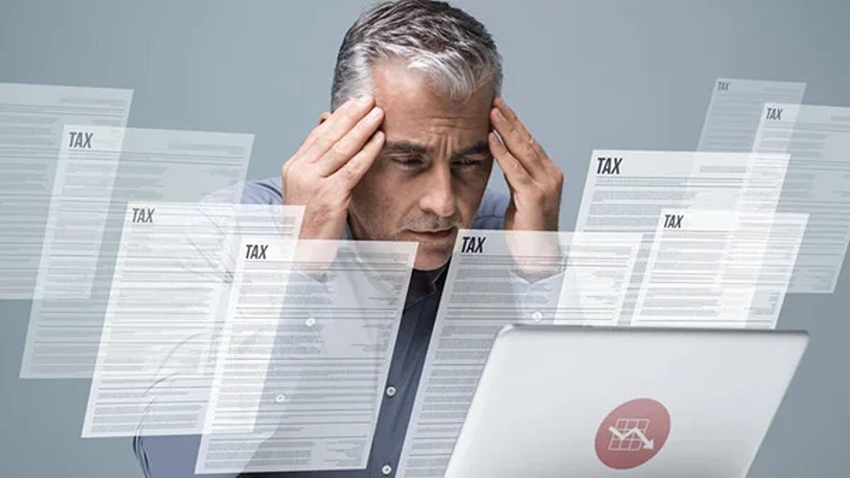    Мужчина с документами за ноутбуком:Depositphotos