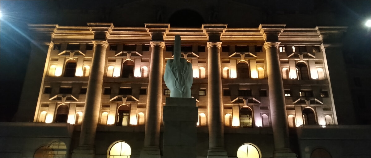 Maurizio Cattelan, L.O.V.E.