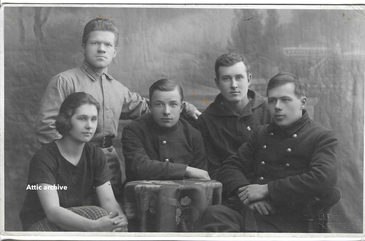 Маргарита Пахомова (жена Абрамова Д.Г., по центру - моряк Срослов, справа - Абрамов Д.Г.)