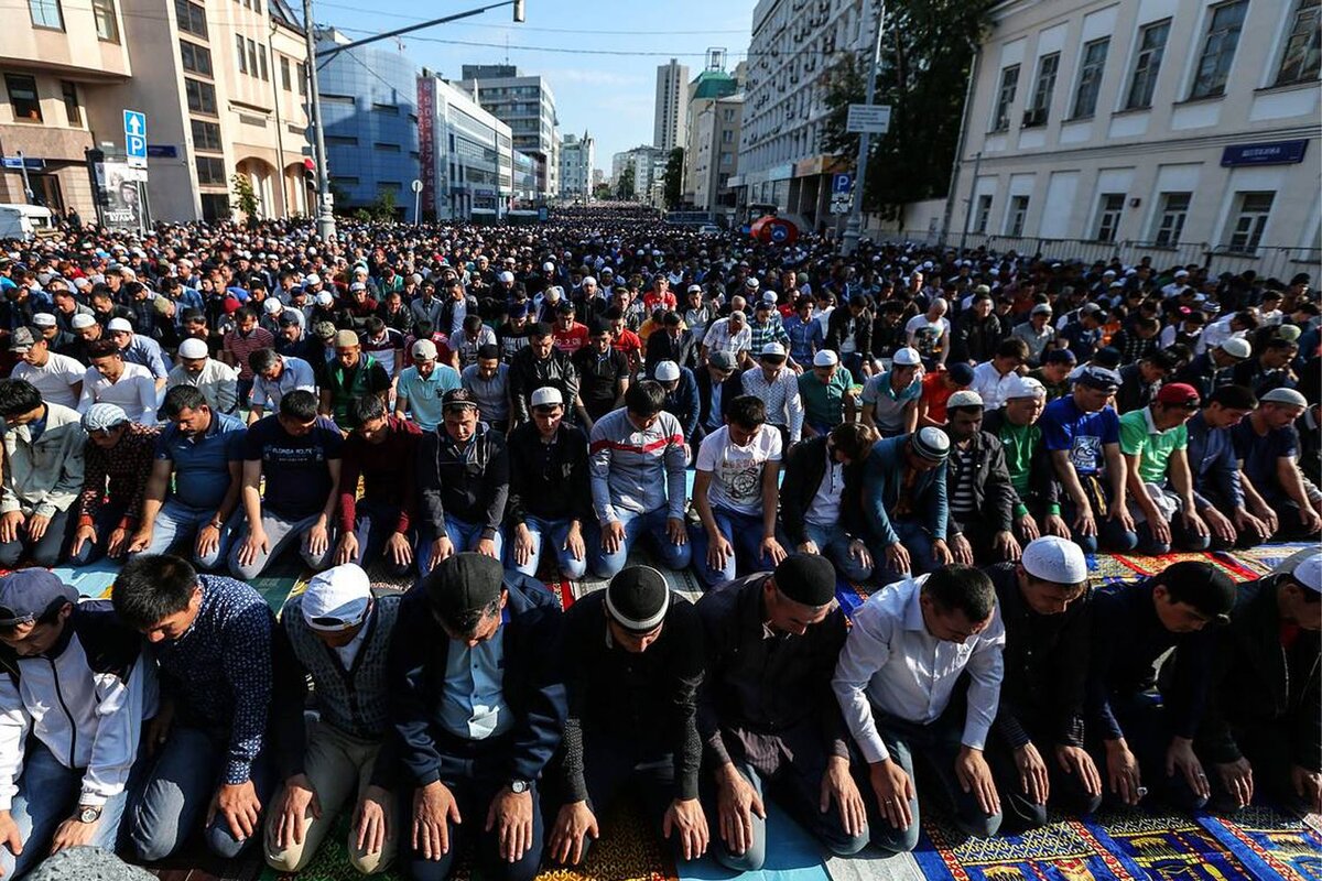 С мусульманами мы живём бок о бок сотни лет. Это наши люди, и обижать их не след. Фото https://midag.ru/2022/11/17/musulmane-samye-zakonoposlushnye-grazhdane-rossii/