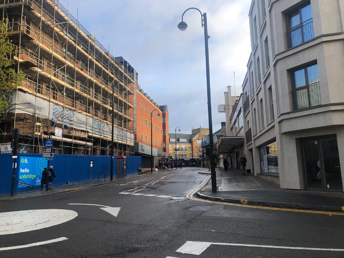 Справа - это здание с часами на башенке. А впереди - Хай-стрит.