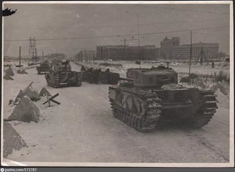 Январь 1944 г. Фотограф Б. Кудояров. На заднем плане приостановленная стройка нового жилого квартала в южном районе города вдоль Московского проспекта. Самое высокое здание - Дом Советов, построен в 1939 году.