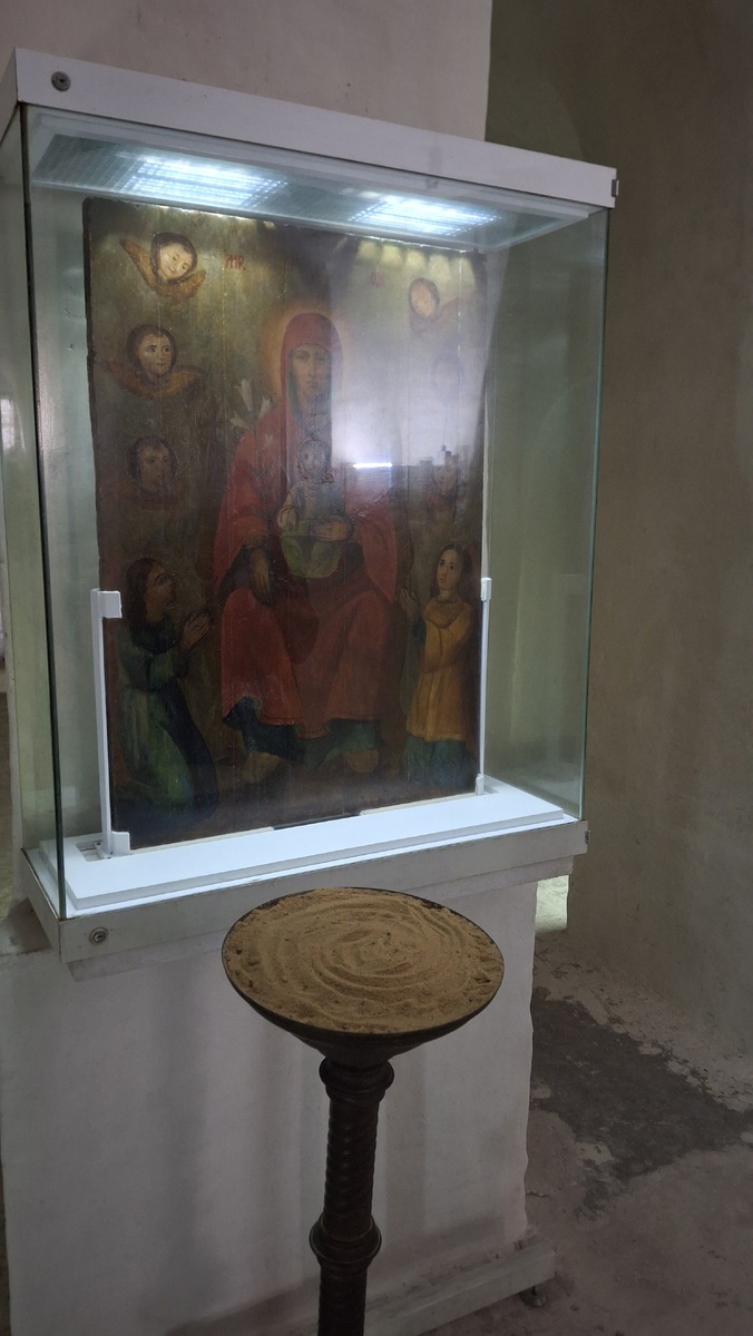 Внутреннее убранство пещерного храма в "Дивногорье". Икона Сицилийской божьей матери. (фото автора).