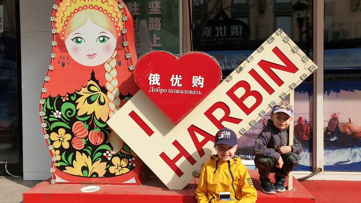 возле гостинницы