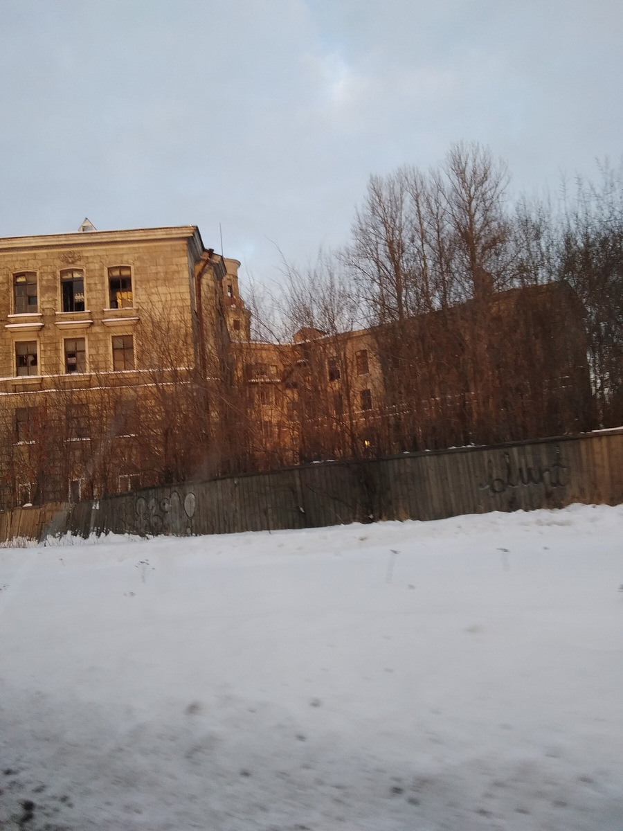 В декабре 2022. Ещё есть стены со стороны улицы Второй луч