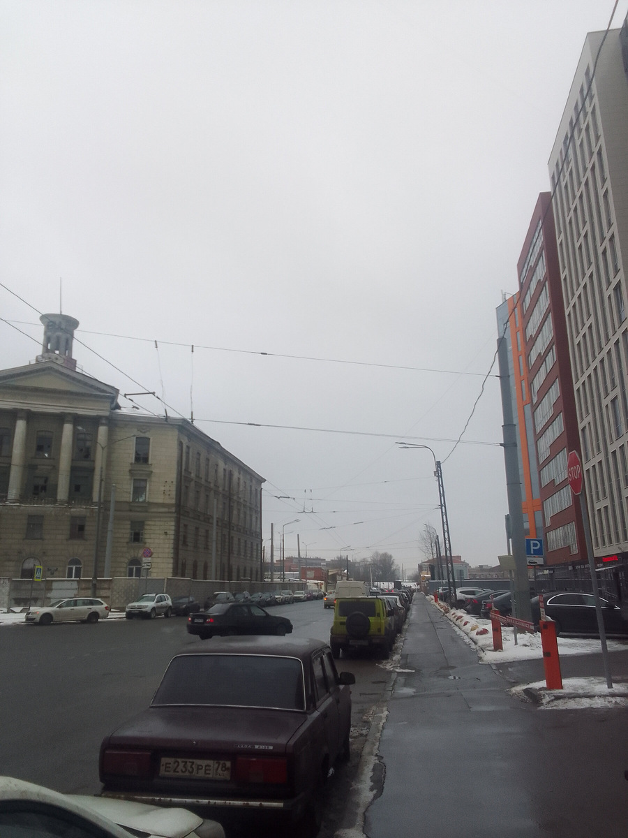 Два здания. Наполовину снесённая заброшока и современный бизнес-центр. Скорее всено на его месте посторят итакое как бизнес-центр