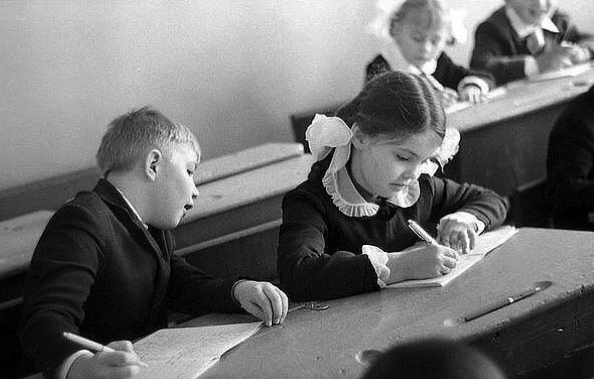 Старинный ученик. Советские школьники. Советские дети в школе. Ученики Советской школы. Советские школьники за партой.