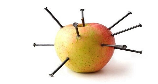 Отношения объектов (яблока и гвоздя) может быть опосредовано действием протыкания (протыкая яблоко гвоздем).  ♦ https://tr.pinterest.com/pin/106679084900936324/